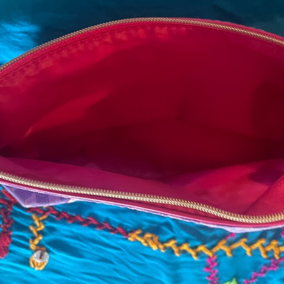 Large Estée Lauder cosmetic bag. Measures apx 9 x 6“. Excellent condition. - Picture 2 of 5